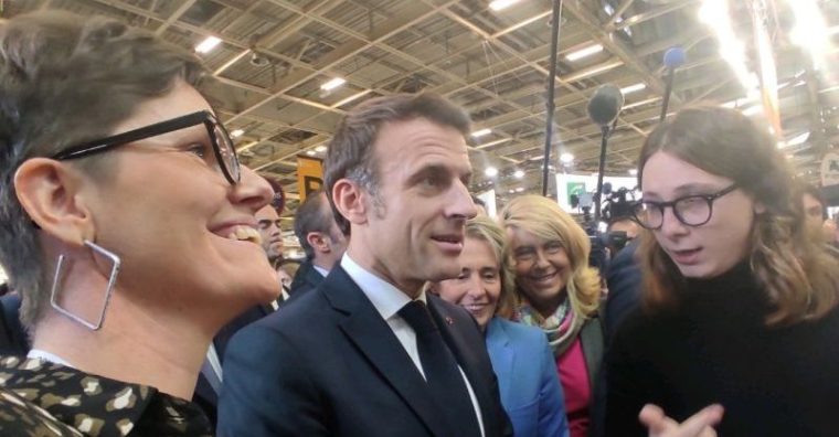 Emmanuel Macron sur le stand de la marque Rozoh le 23 novembre lors du salon des maires à Paris ©Cogelec