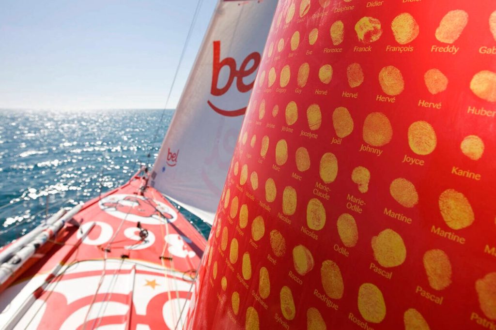 Environ 9 000 collaborateurs du groupe Bel ont laissé leur empreinte sur le mât du navire sponsorisé par le groupe agroliamentaire. © Groupe Bel