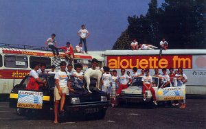 Les équipes d'Alouette FM devant le Studio mobile (1985) ©Alouette