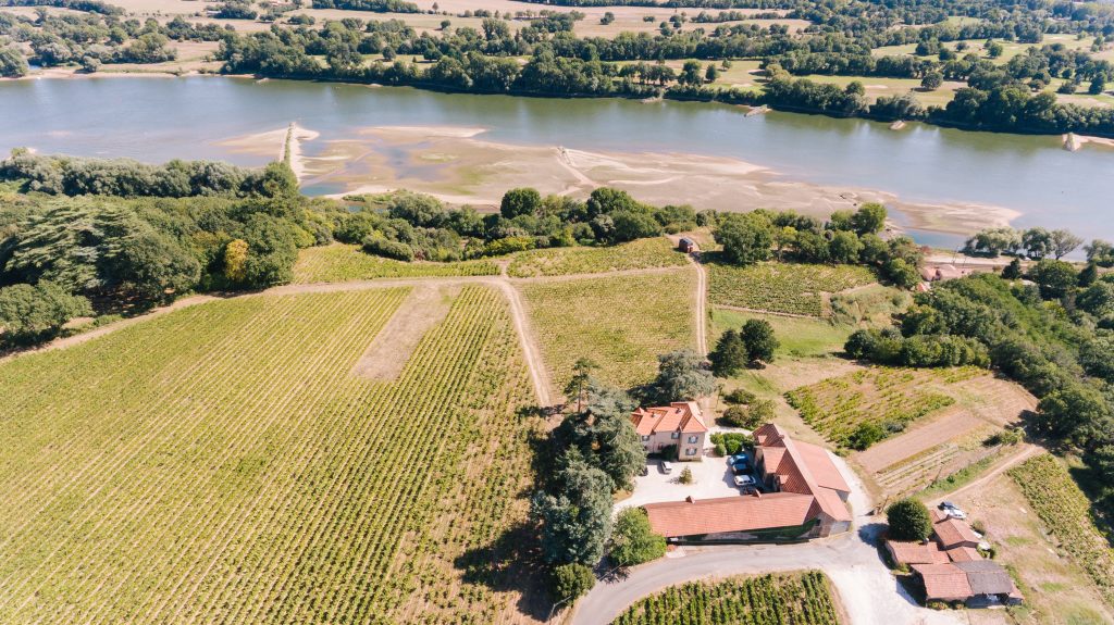 L’itinéraire entre Ancenis et Nantes offre des panoramas somptueux sur le fleuve, ses berges et les nombreuses vignes qui l’entourent. ©J.Jehanin