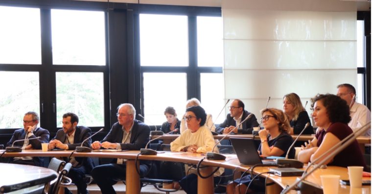 La table-ronde s’articulait autour des retours d’expérience de Jean-Pascal Chupin (à gauche), PDG du groupe Florentaise, et d’Isabelle Desfontaines (au centre), directrice du développement durable du groupe Eram. ©IJ
