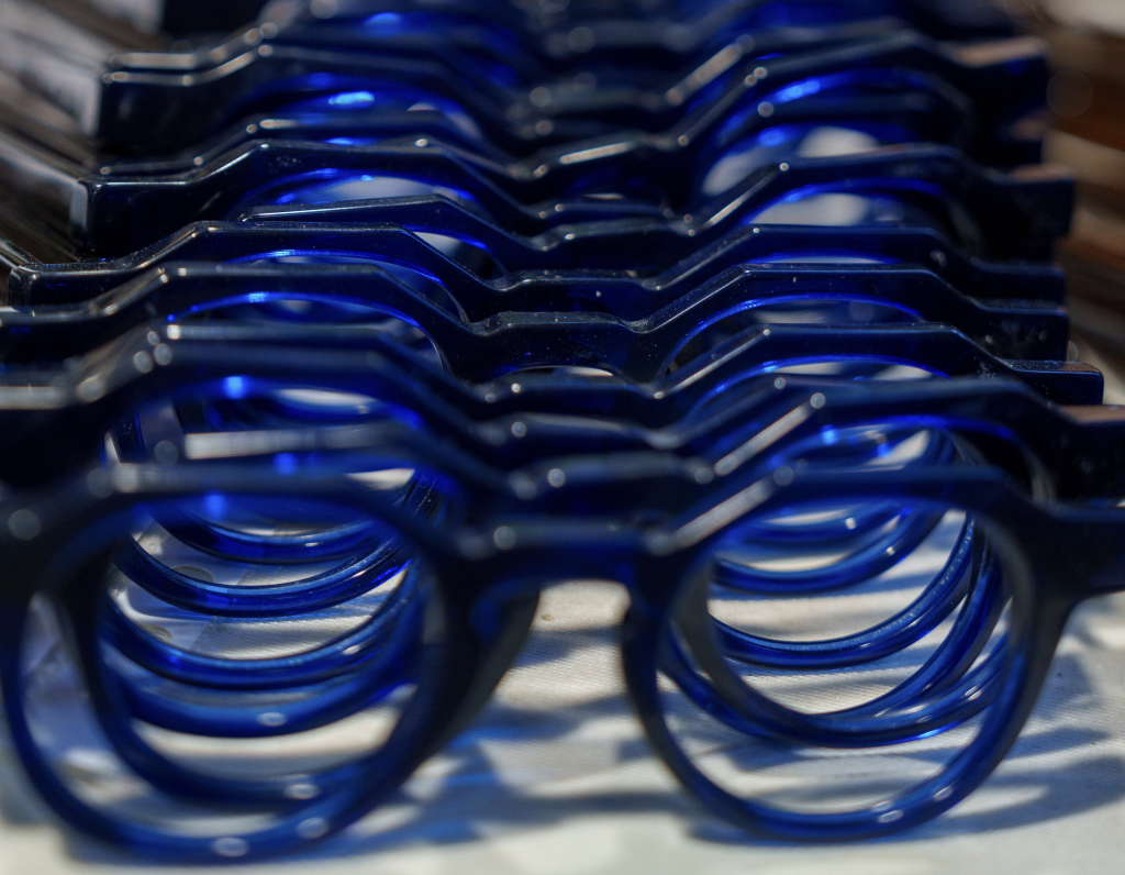 Les montures des lunettes fabriquées par PLAN sont en acétate de cellulose. ©Lachenal