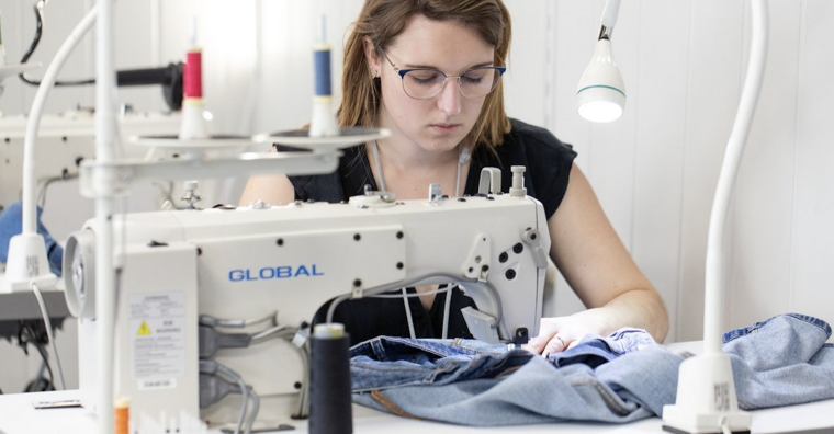 Selon Laura Paul, gérante du magasin Rapid’Couture rue Paul-Bellamy à Nantes, les premiers retours du bonus réparation textile sont « très encourageants ». ©Irys Photographie
