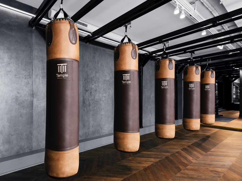 Des exemples d’espaces dédiés aux sports de combat réalisés par Sportcom, ici le Boxium Club Paris.