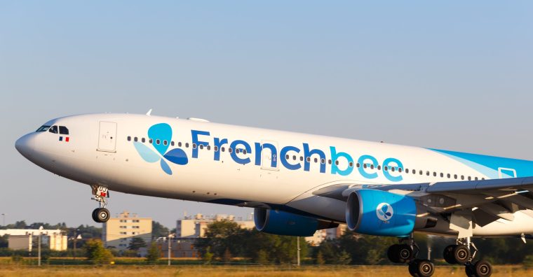 Un avion de la compagnie French bee en train de décoller.