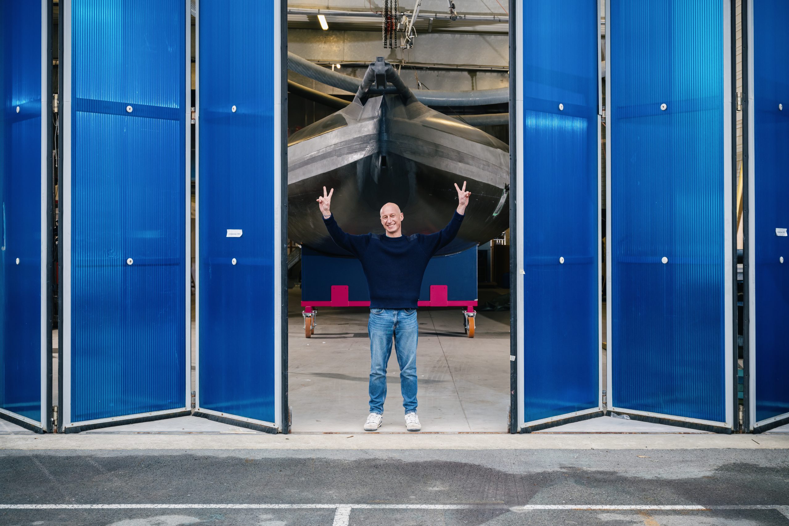 Armel Tripon devant le hangar de l'imoca, à la Trinité-sur-Mer, après son transfert du chantier Duqueine Atlantique.