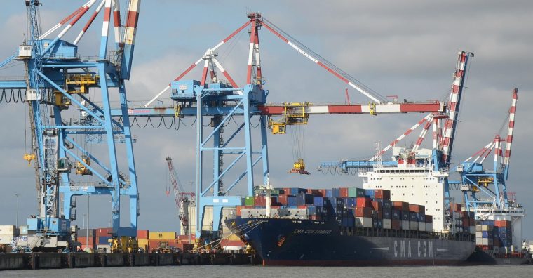Un cargo en cours de chargement au port de Nantes Saint-Nazaire.