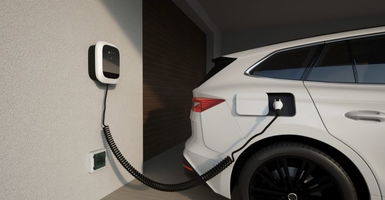 voiture électrique branchée dans le garage d'un particulier