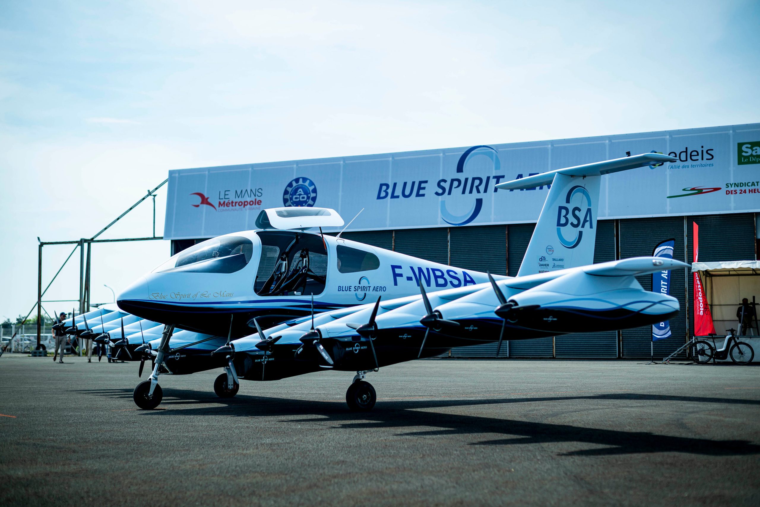 Développé par Blue Spirit Aero à l'aéroport du Mans, l'avion Dragonfly s'affiche comme le pionnier de l'aviation à hydrogène.