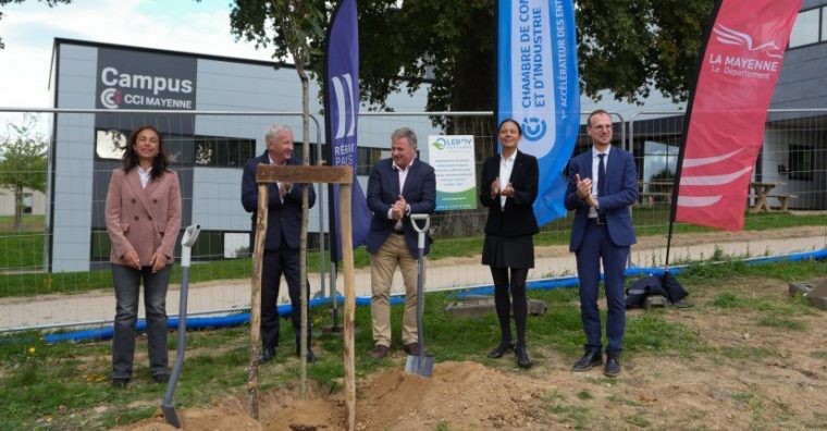 Un premier arbre a été planté pour symboliser le lancement du chantier du futur campus de la CCI de la Mayenne, en présence notamment d'Éric Hunaut, son président.