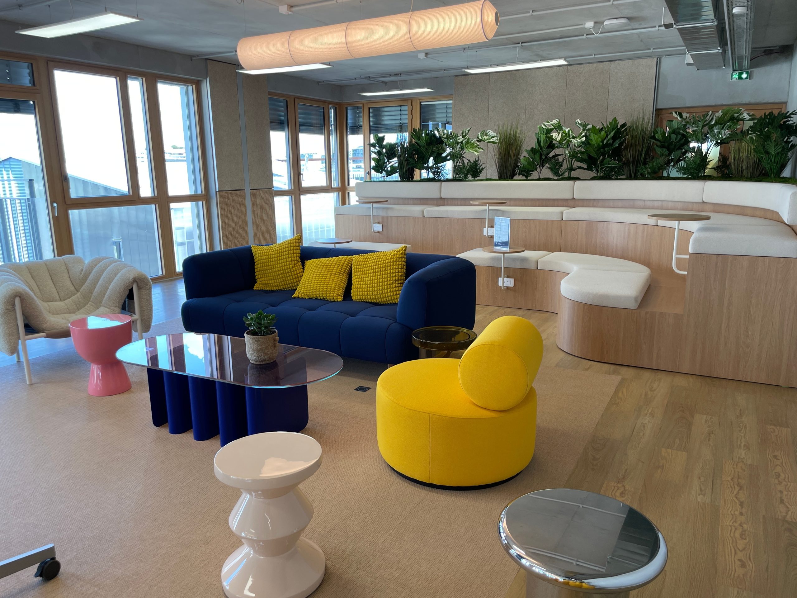 Un espace détente dans la cafétéria des nouveaux bureaux de Doctolib à Nantes
