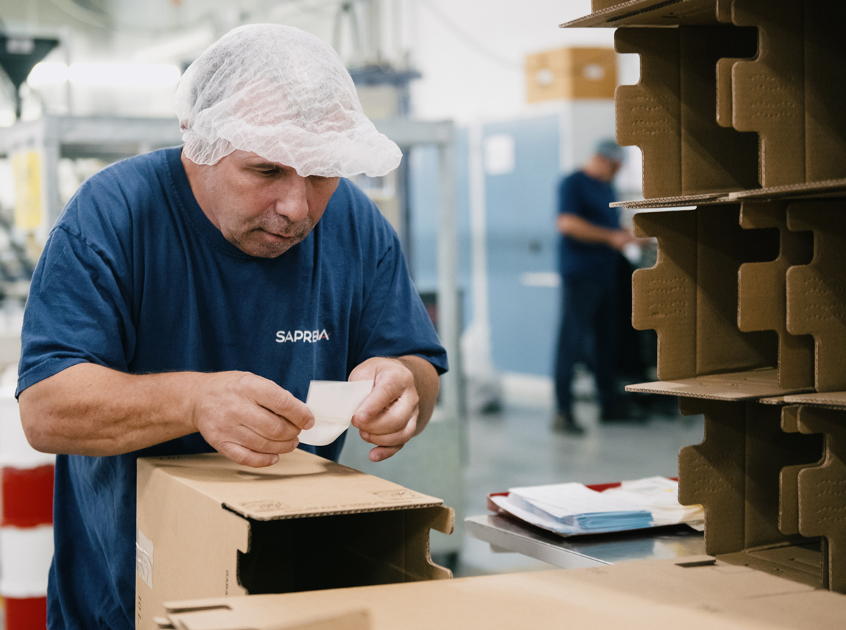 Un collaborateur de Saprena assurant une mission de conditionnement.