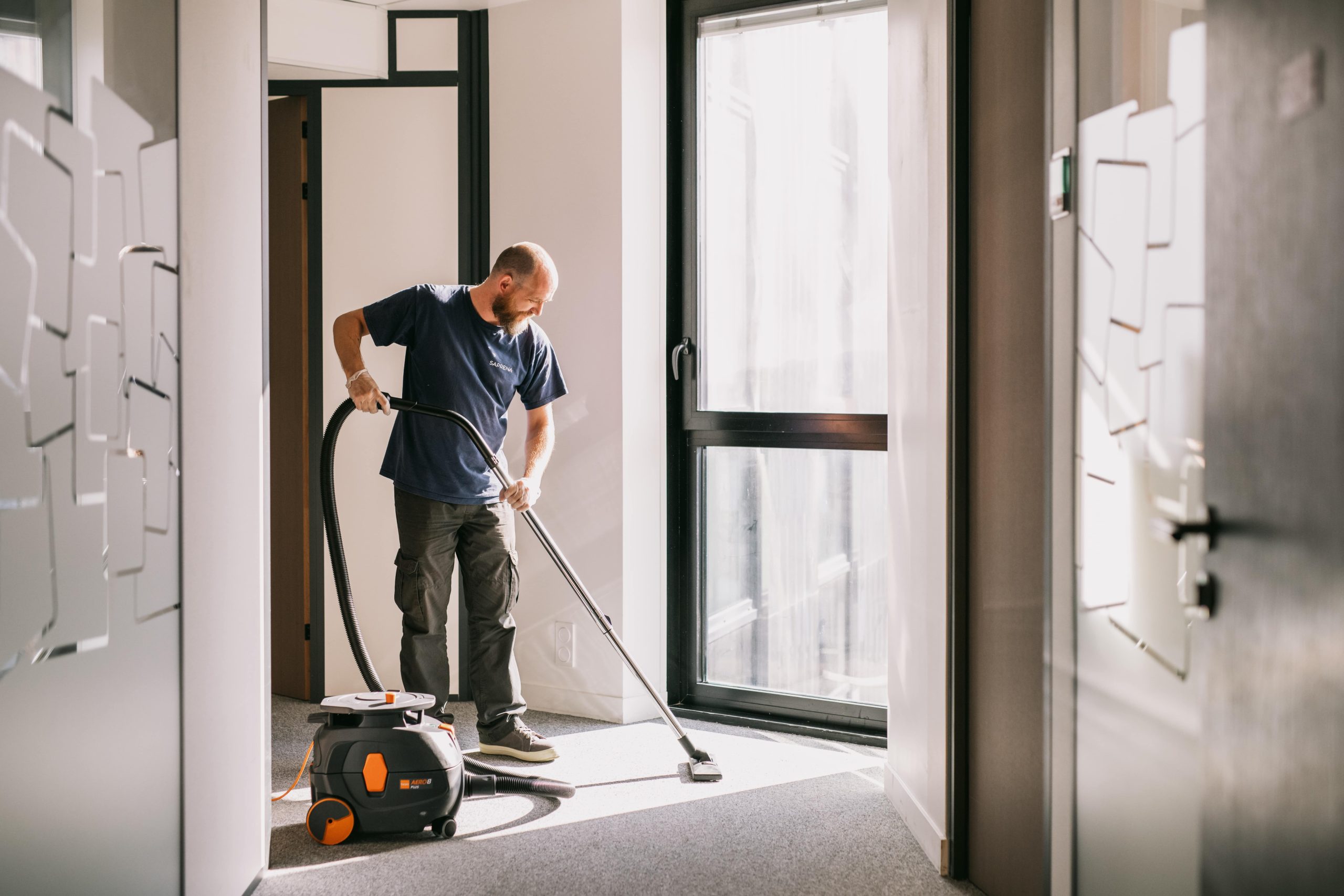 Les équipes du service propreté de Saprena intervenant chez EDF.