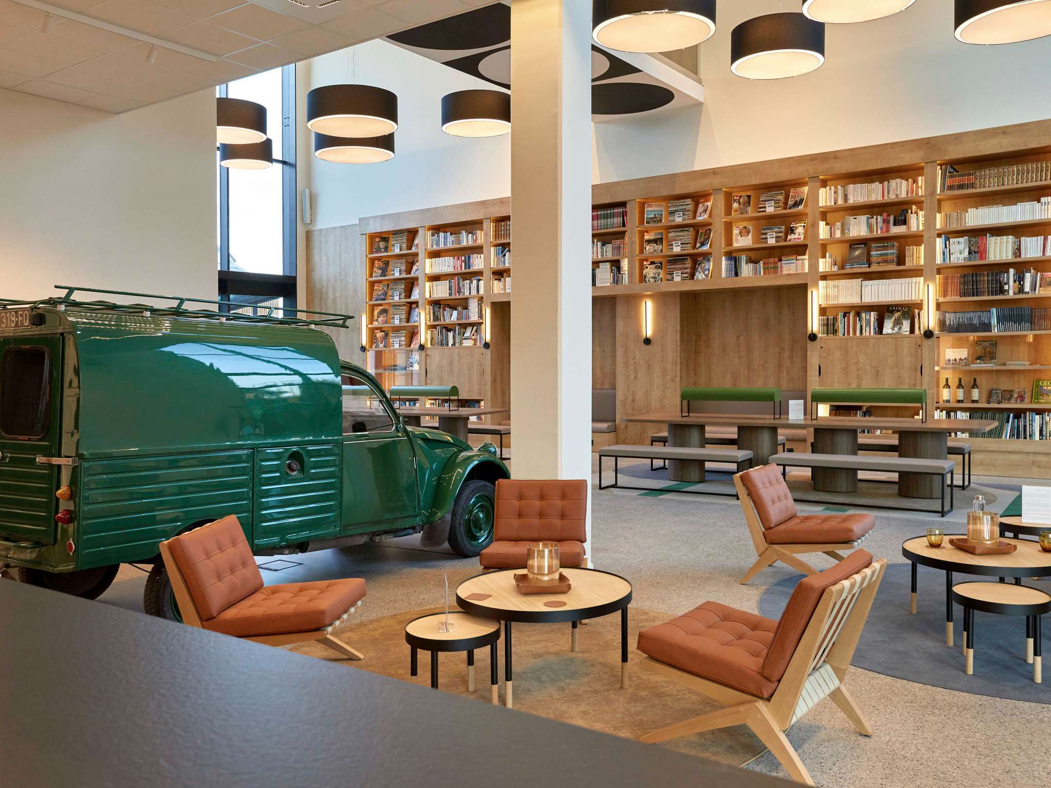 L’hôtel Ibis Styles propose une vaste bibliothèque de 3 000 ouvrages, un credo littéraire impulsé par Alexandre Guénant.