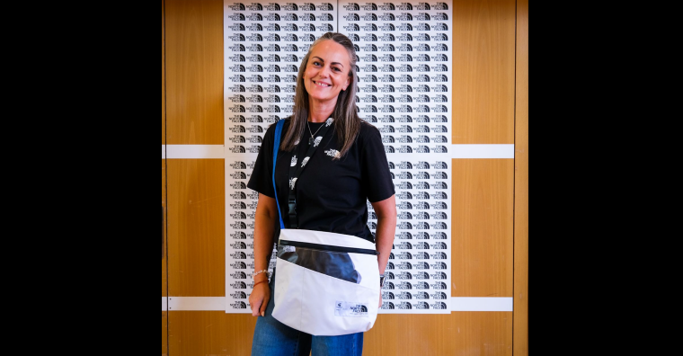 Un membre de la direction de The North Face portant une musette fabriquée à partir d'une bâche publicitaire inutilisée
