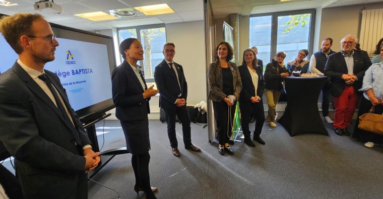 La nouvelle antenne de l'Apec a été inaugurée le 13 octobre 2025 à Laval, notamment en présence de Nadège Baptista, préfète de la Mayenne.