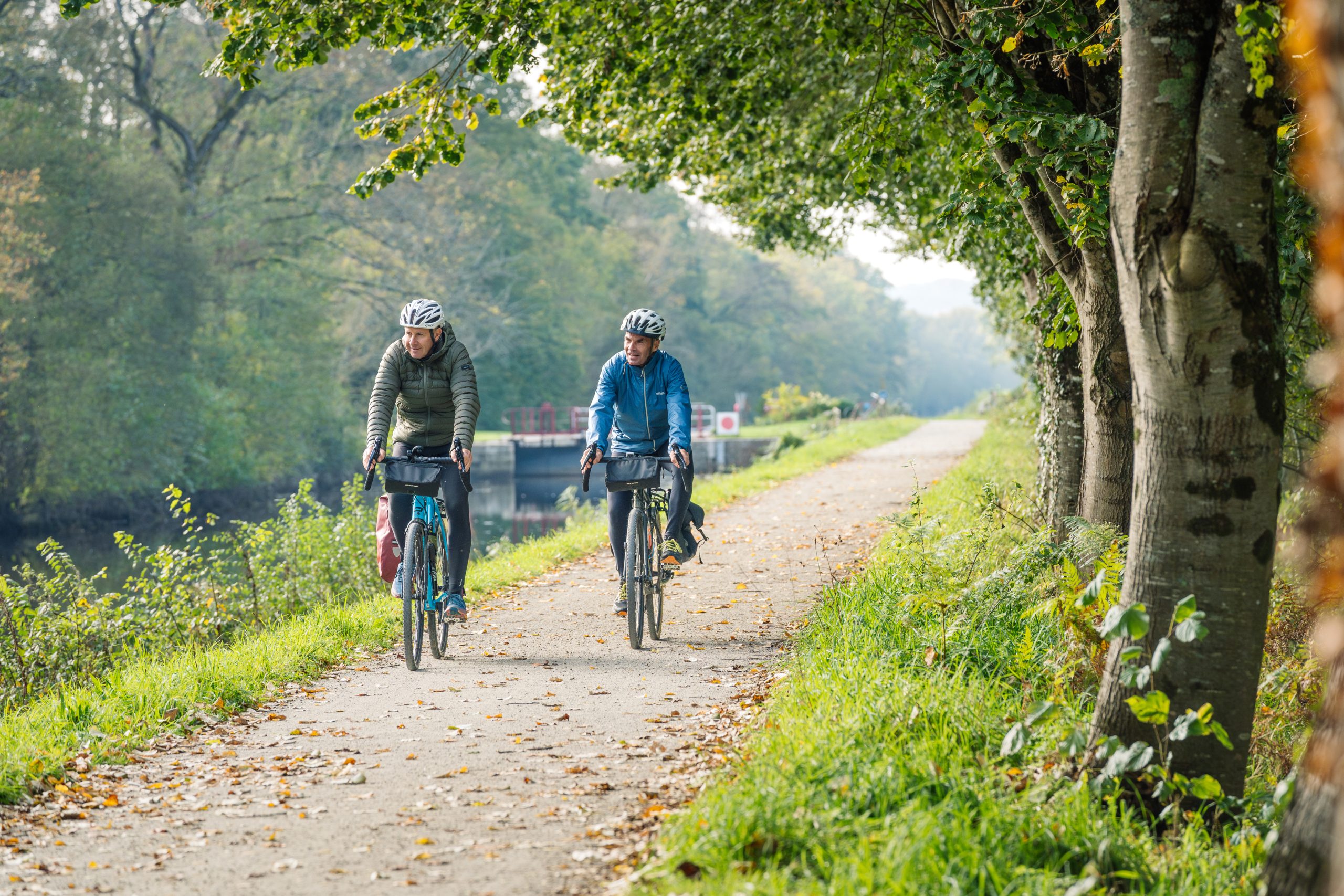 Des cyclotouristes sur la Vélodyssée, itinéraire qui relie Nantes à Brest.