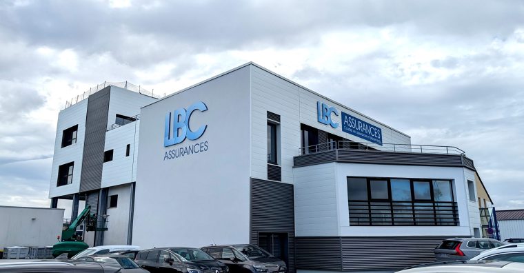 Le courtier en assurances LBC double de taille en Mayenne