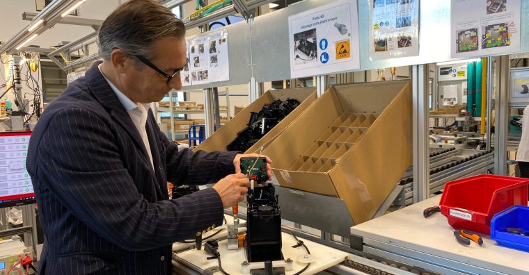 Guillaume Rabourdin, sur la ligne d'assemblage d'un atelier Malongo. Une machine prend forme, en une vingtaine de minutes.