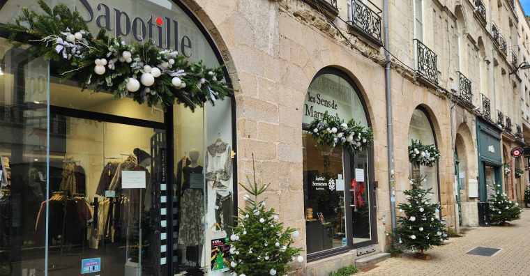 Un vent de Noël souffle sur les commerces du centre-ville de Nantes. Ici, rue Contrescarpe.