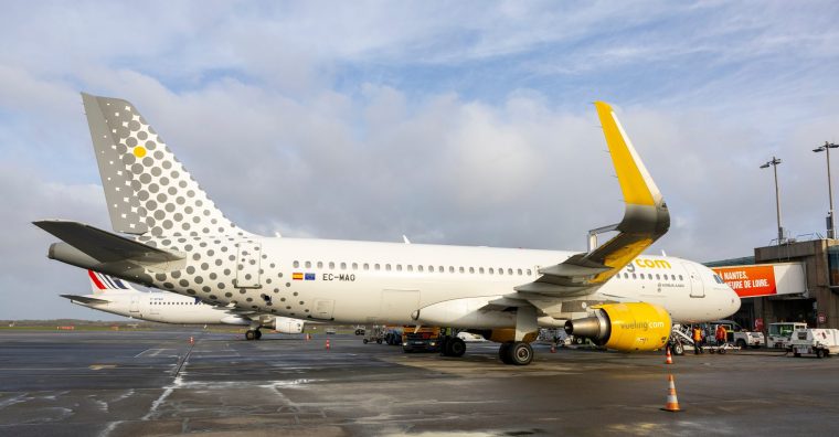 Un avion de la compagnie Vueling sur le tarmac de l'aéroport nantais.