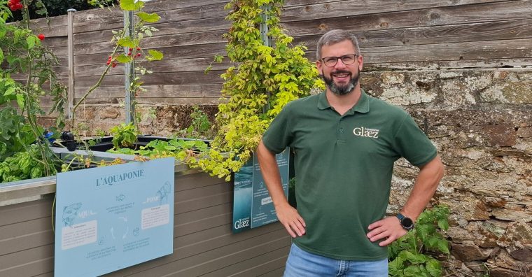Martin Meyer devant l’un de ses kits hydroponiques prêts à l'emploi.