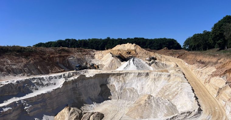 Une carrière de sable / une sablière