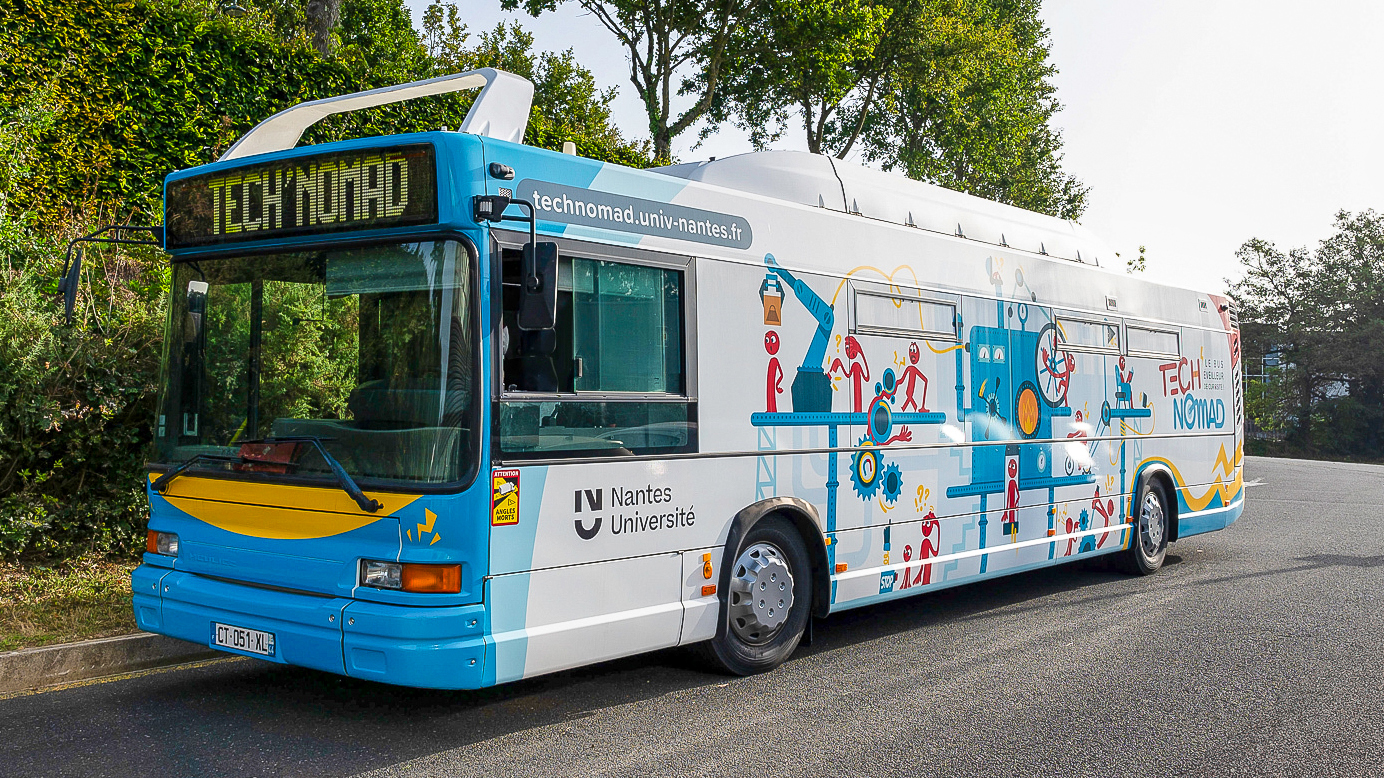 Tech’Nomad, bus transformé en laboratoire itinérant, a déjà parcouru 3 000 km en Pays de la Loire pour sensibiliser les jeunes aux sciences.