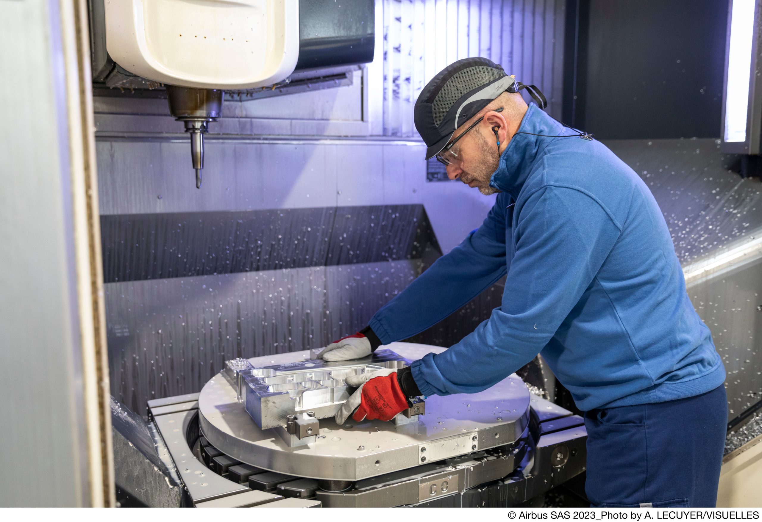 Un collaborateur de l'atelier « fil rouge » en plein usinage.