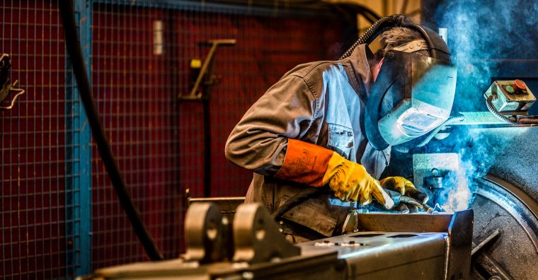 Un collaborateur de Manitou en pleine opération de soudure.