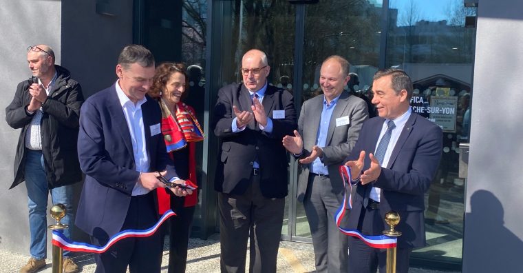 Les dirigeants du Crédit agricole Atlantique Vendée et ses filiales, avec Alain Lebœuf, président du Département.