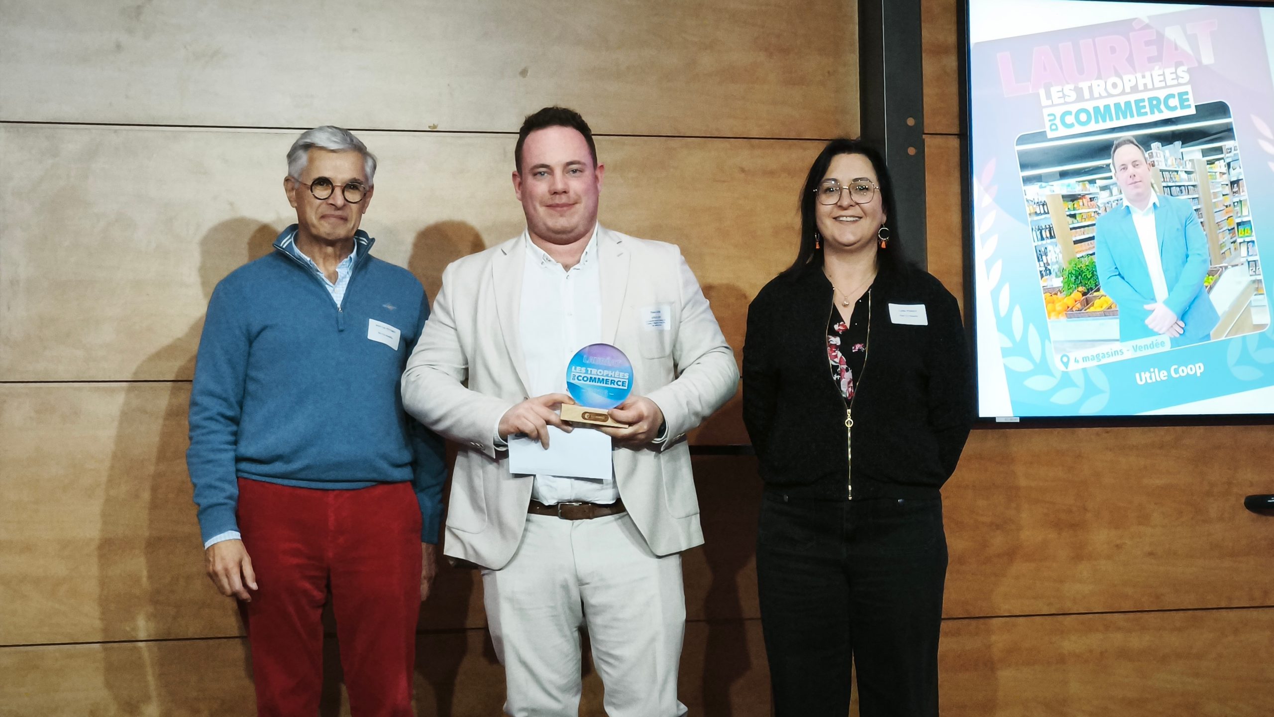 Théo Carré, gérant de la supérette Utile Coop, lauréat de la catégorie Commerce ou service entreprenant, aux Trophées du commerce Vendée.