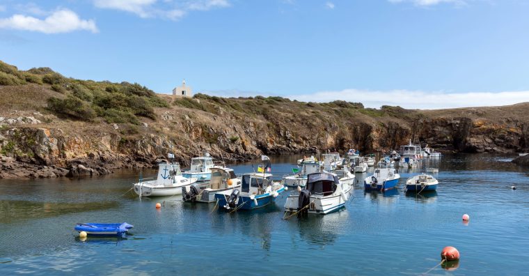 Une crique de l'île d'Yeu avec des bateaux.