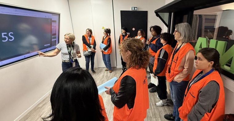 Des femmes en visite immersive chez Scania Production Angers.