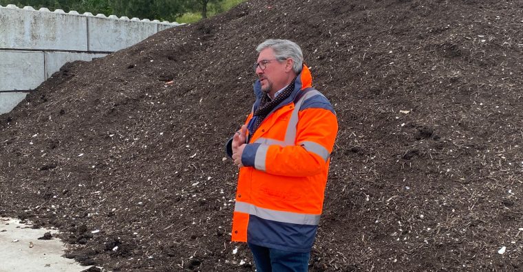 Damien Grasset, président de Trivalis, au coeur de la plateforme de compostage de Givrand.