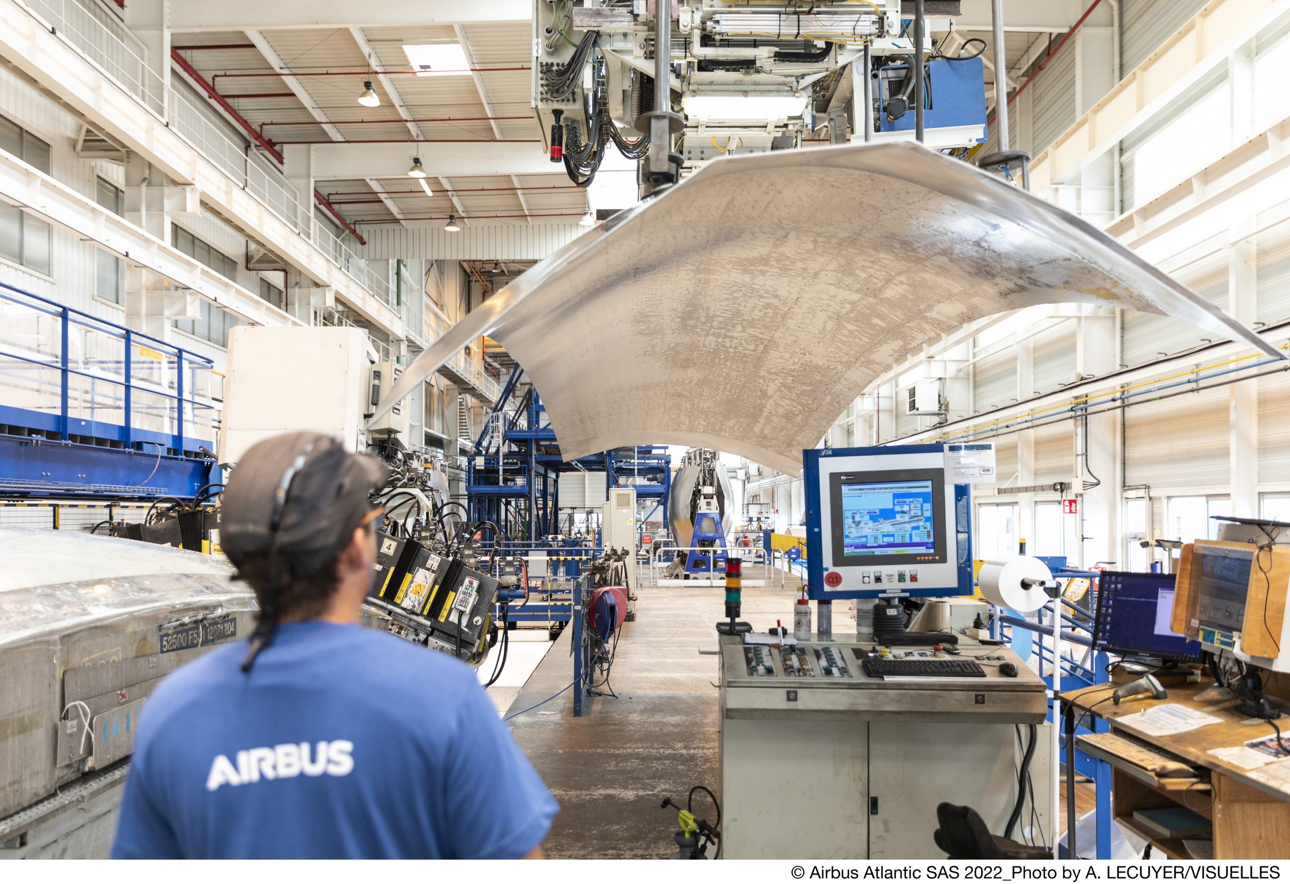 Un panneau d'avion en train de se faire étirer sur le site Airbus Atlantic Saint-Nazaire.