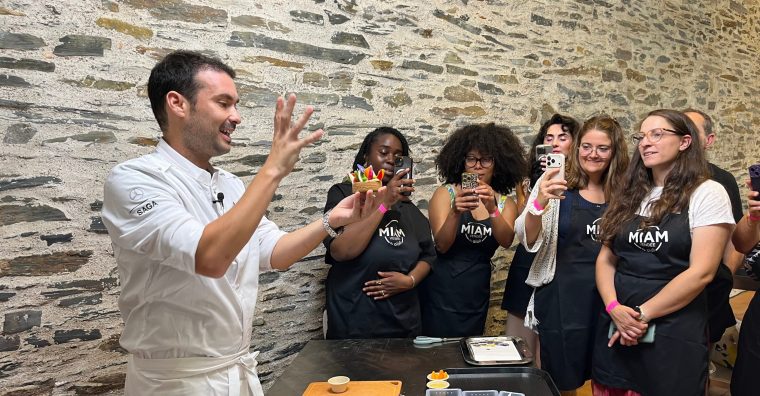 Le chef angevin Samuel Albert anime un atelier pour réaliser une tartelette végétale lors du salon Miam Influence à Angers.