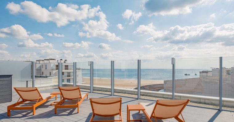 Le rooftop de l'hôtel Coeur Marin, offrant un panorama sur la baie des Sables-d'Olonne.