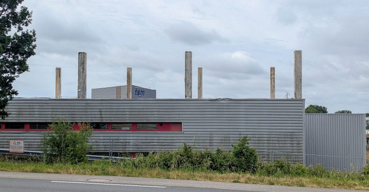 L'usine Mecapack en 2026. Le site a été nettoyé et la partie sinistrée des bâtiments démolie.