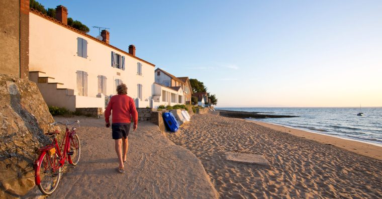 Une plage avec des maisons sur l'île de Noirmoutier.