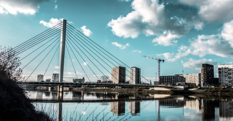 Le pont Tabarly se reflétant dans la Loire, à Nantes.