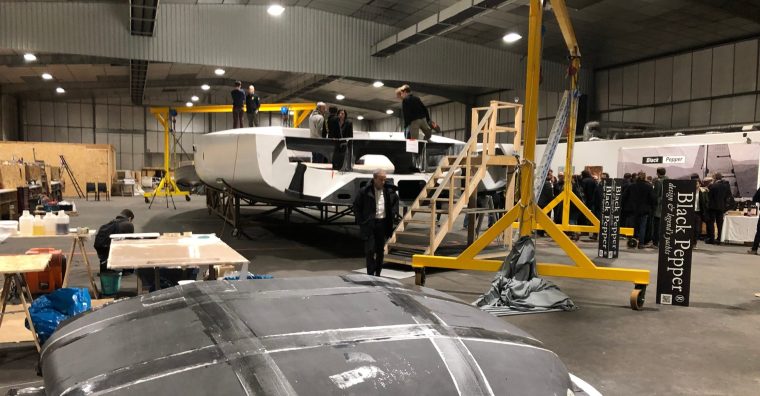 L'assemblage de l'Imoca L'Occitane en Provence, au chantier Black Pepper Yachts à Nantes