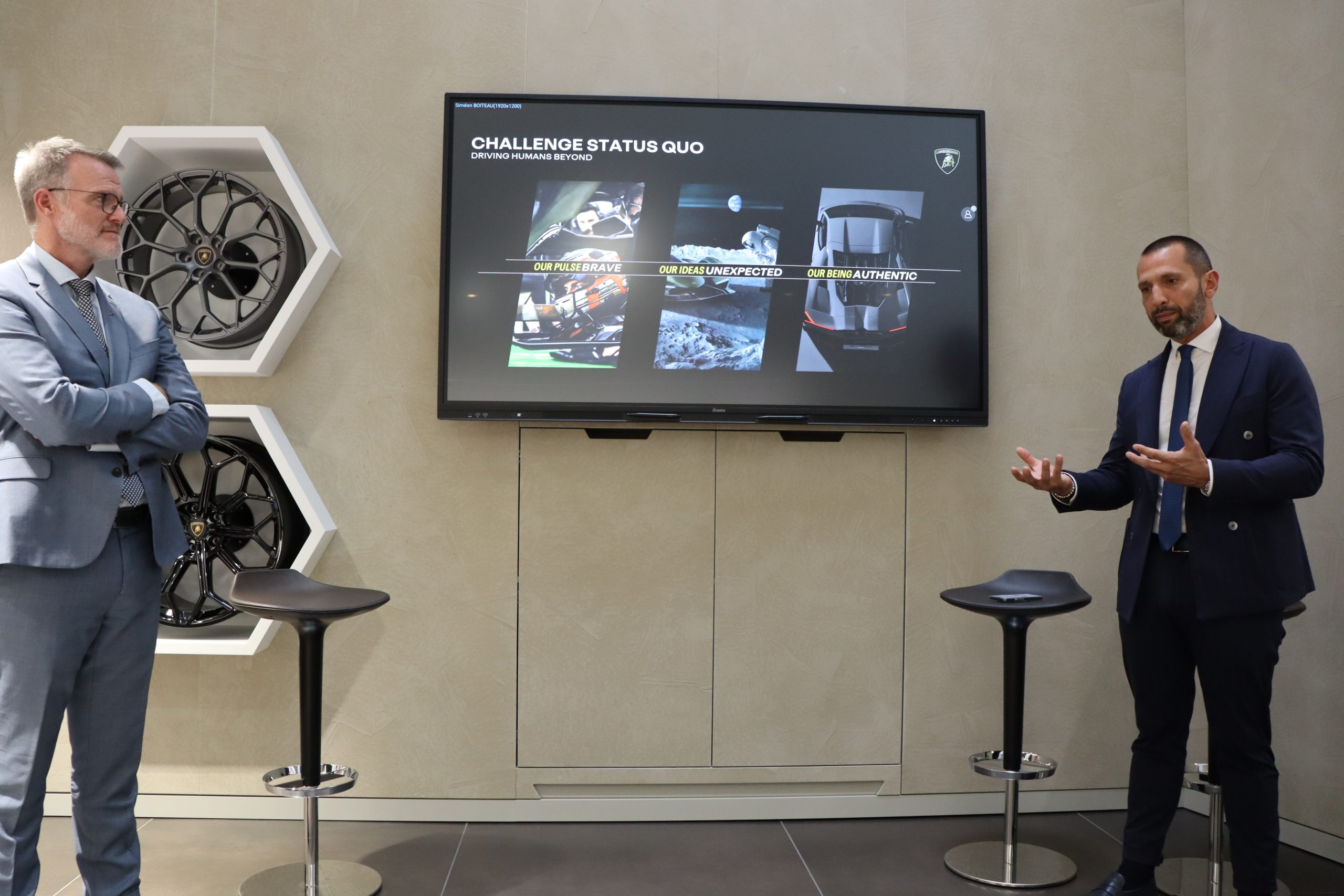 David Martin (à g.), directeur de Lamborghini pour l’Europe de l’Ouest, et Francesco Cresci (à dr.), directeur de Lamborghini pour l’Europe, le Moyen-Orient et l’Afrique, lors de l'inauguration de Lamborghini Nantes le 23 septembre.