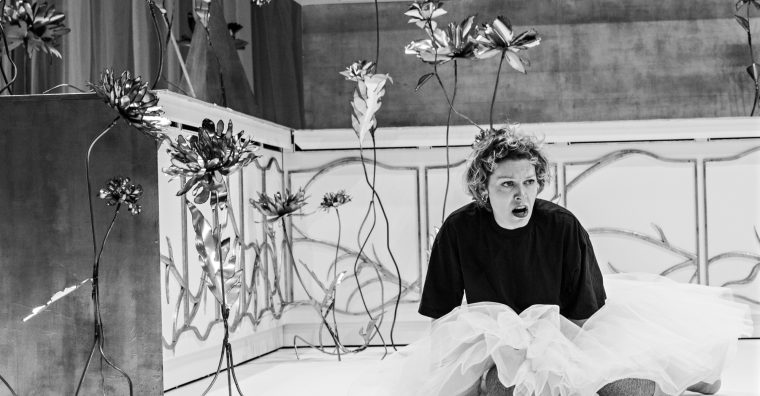 Orphée et Eurydice
mise en scène Lorraine de Sagazan
Production Nantes Angers Opéra 2026-27
La soprano Jenny Daviet dans Orphée et Eurydice mis en scène par Lorraine de Sagazan