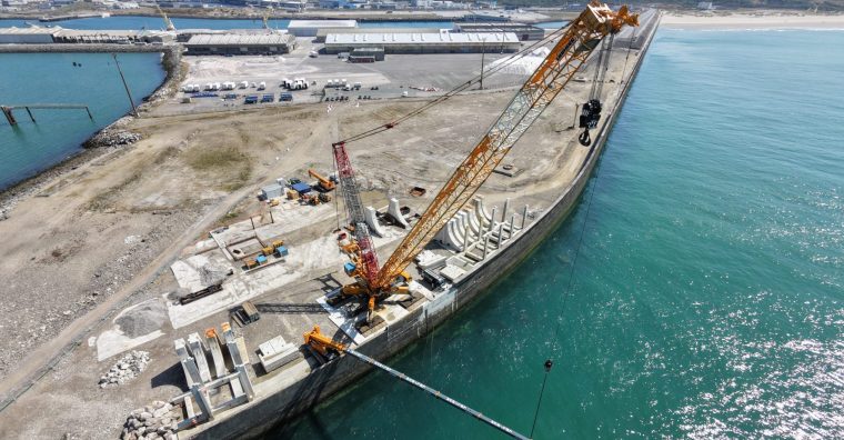 Le chantier du démonstrateur Dikwe de la start-up guérandaise Wave-Op a repris en septembre dans le port de Boulogne-sur-Mer (Pas-de-Calais).