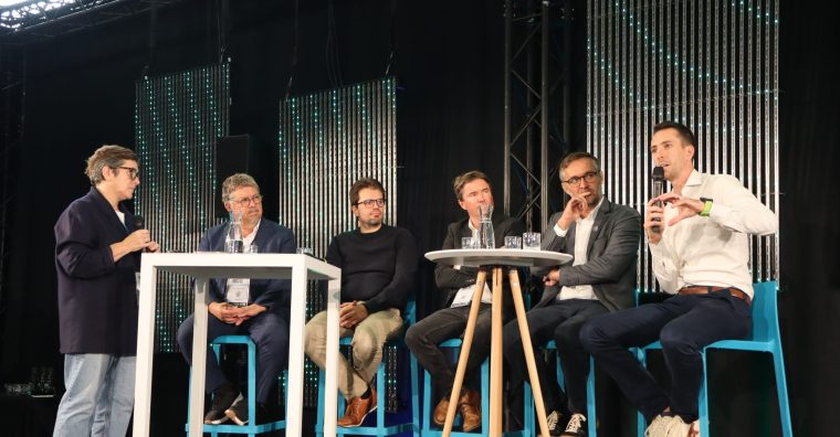 Martin Devyver, secrétaire général de l’Association Décarbonation Loire Estuaire, s'exprimant lors de la table ronde sur les grands projets décarbonés du territoire, le 8 octobre, au Salon Industrie Grand Ouest.