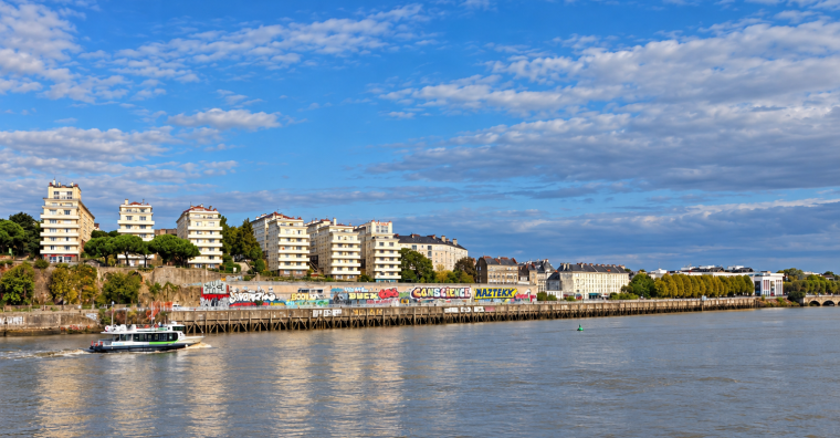 Le quai Marquis d’Aiguillon avec le hangar 12 vu depuis le quai des Antilles sur l'île de Nantes.
