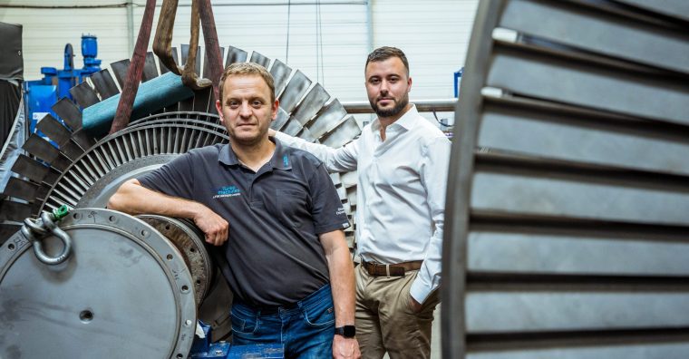 Jérémy Schlich, directeur du site vendéen de Team Turbo Machines,et Robin Deneuville, PDG de la société.