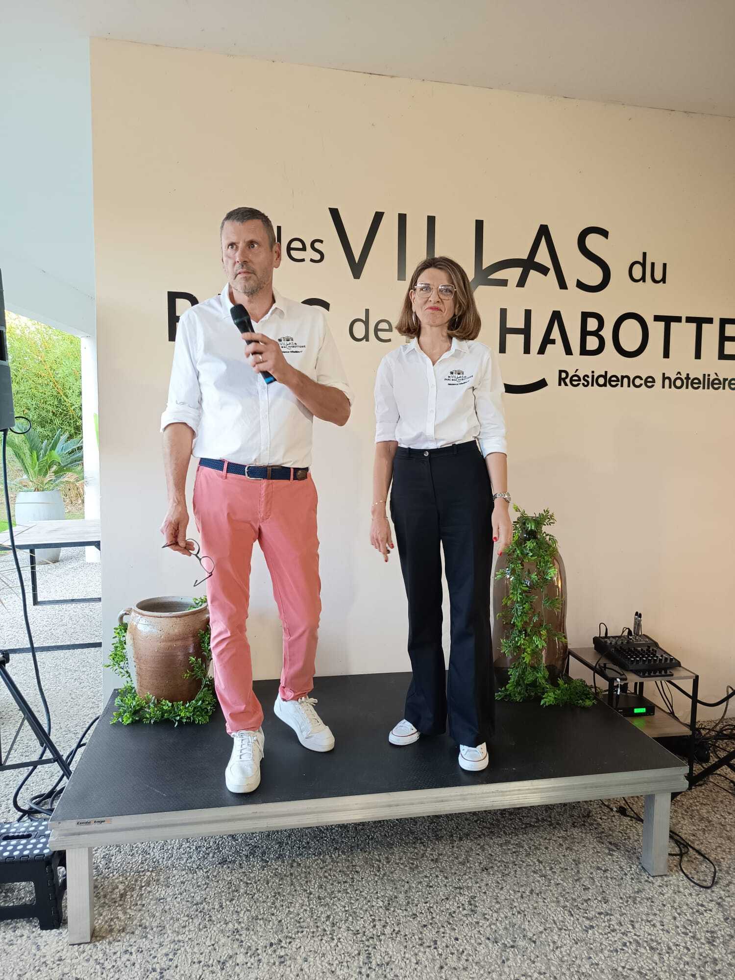 Jérôme et Claire Rousseau, propriétaires des Villas du parc de La Chabotterie, en Vendée.