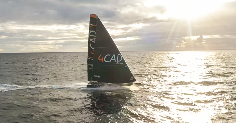 Capture d'une vidéo publiée par MS Vacances et présentant l'Imoca du skipper vendéen Benjamin Dutreux.